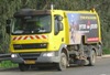 משאית ניקוי הכבישים DAF LF של מצמן את מרוץ חוזרת לנקות את שולי הכביש
